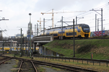900516 Afbeelding van een electrisch treinstel VIRM van de N.S. op de fly-over aan de noordzijde van Utrecht Centraal, ...
